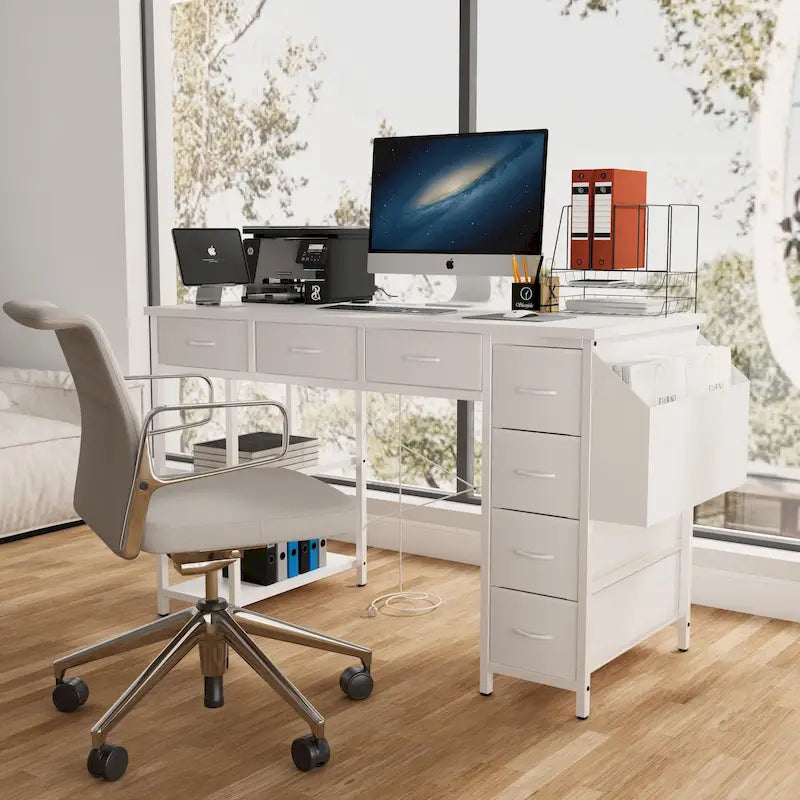 Bureau d'ordinateur moderne avec 7 tiroirs et station d'alimentation intégrée pour les jeux, les études ou l'aménagement d'un bureau à domicile.