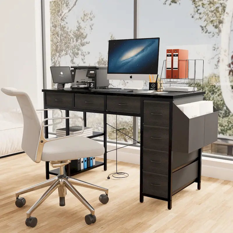 Bureau d'ordinateur moderne avec 7 tiroirs et station d'alimentation intégrée pour les jeux, les études ou l'aménagement d'un bureau à domicile.