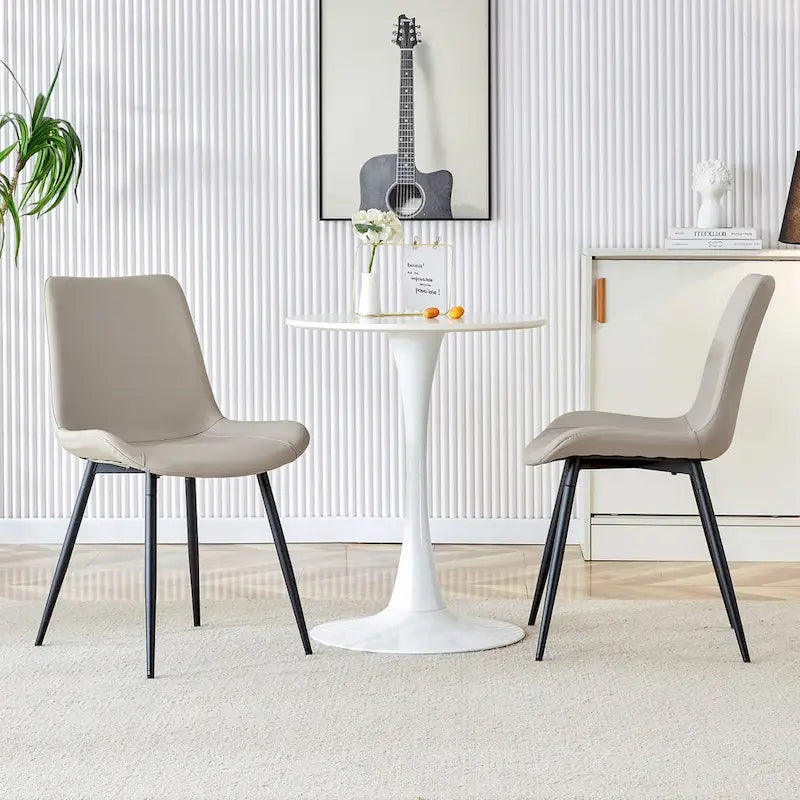 Chaise de salle à manger avec coussin de dossier en cuir artificiel, pieds en métal noir, coussin incurvé et élargi pour plus de confort (6 chaises)